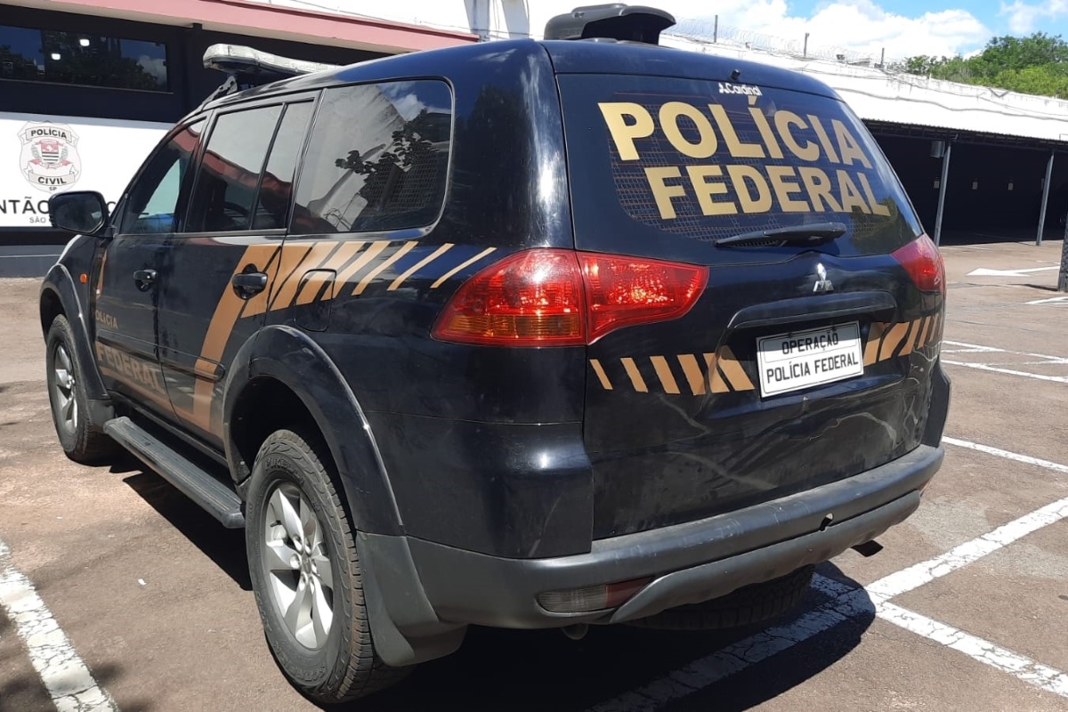 Imagem colorida de viatura da Polícia Federal. Metrópoles