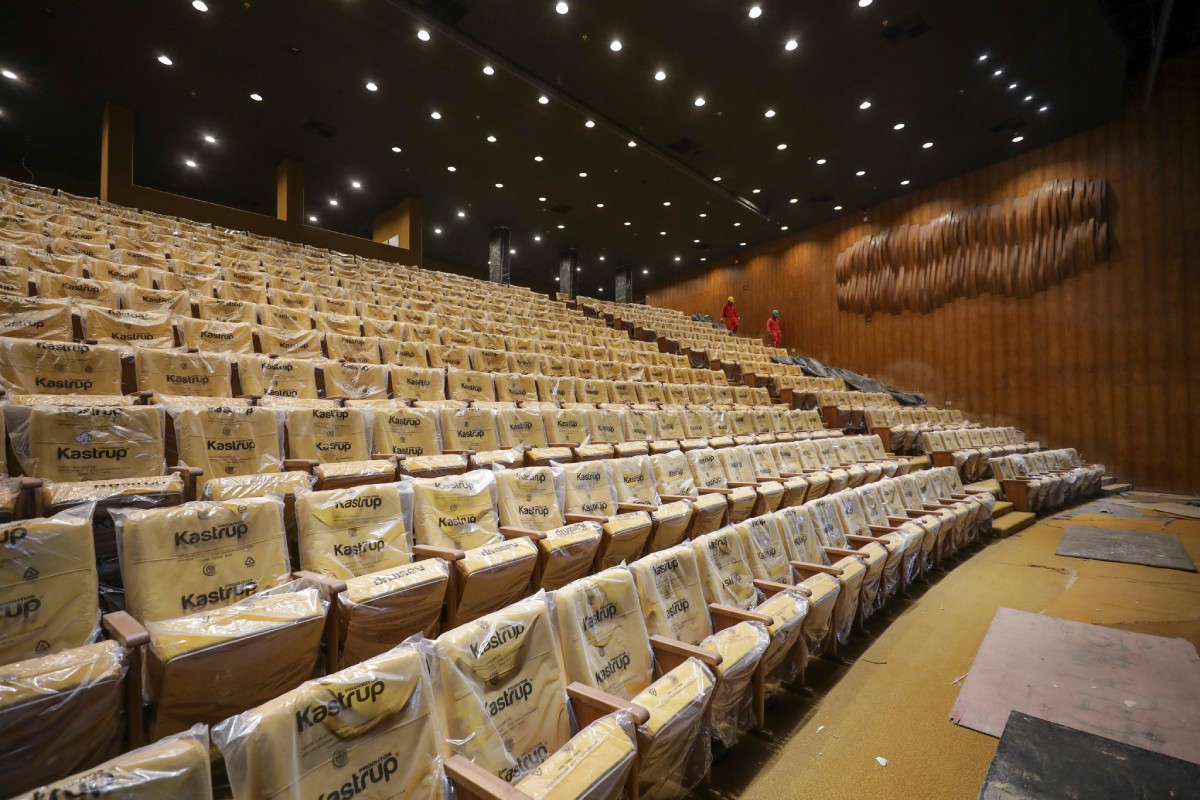 Fotografia colorida mostrando poltronas novas em teatro-Metrópoles