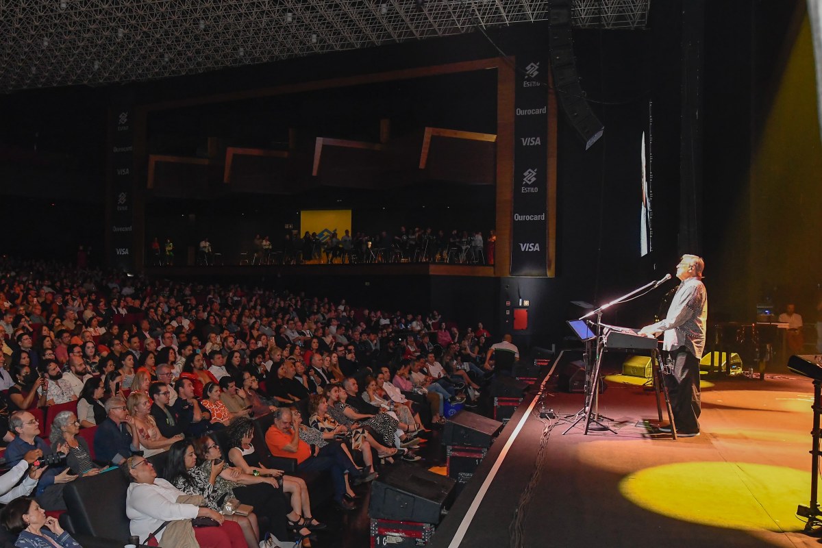 Foto colorida da platéia no show de IVan Lins em Brasília - Metrópoles