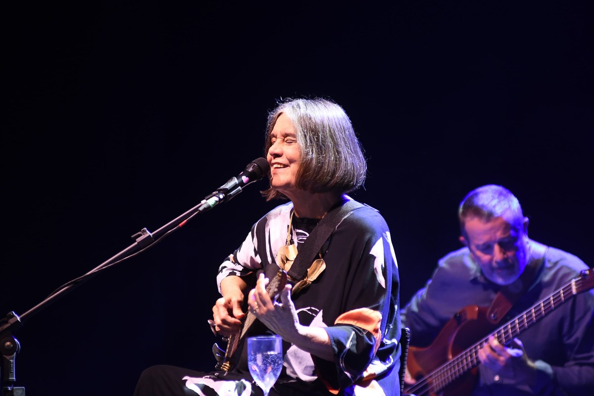 Foto colorida da cantora Joyce Moreno no Festival Estilo Brasil - Metrópoles