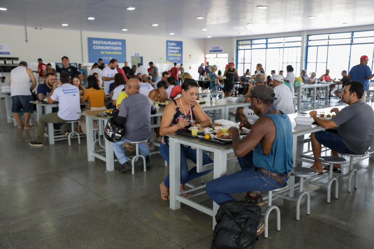 Fotografia colorida mostrando pessoas comendo em restaurante-Metrópoles