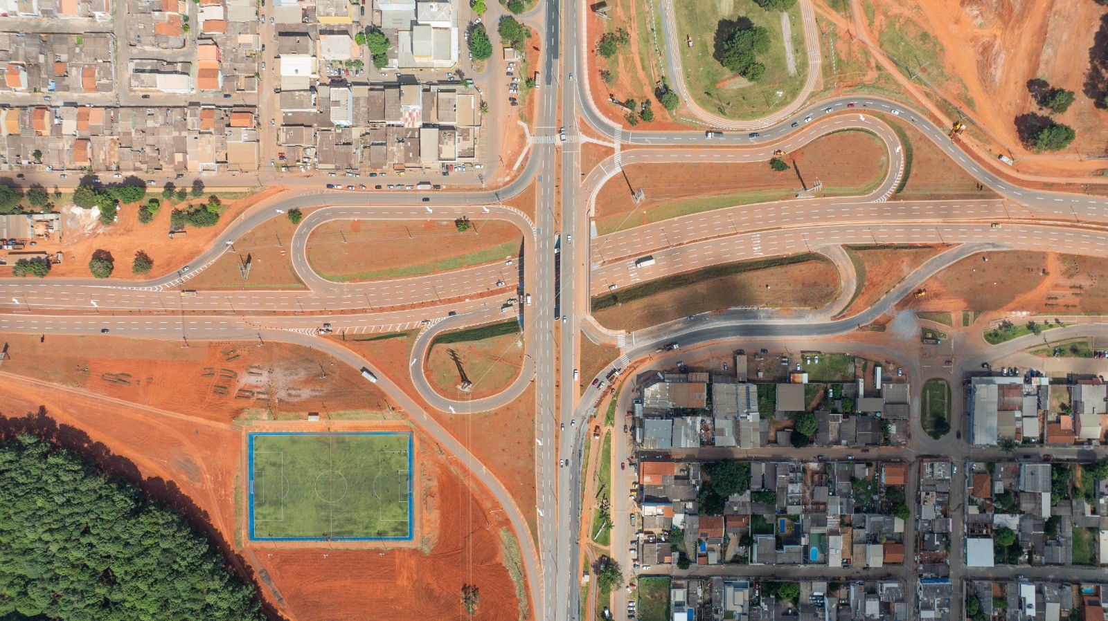 Fotografia colorida mostrando vista aérea de viaduto-Metrópoles