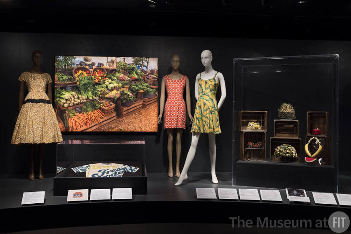 Vestidos na exposição "Food & Fashion", do The Museum at FIT - Metrópoles