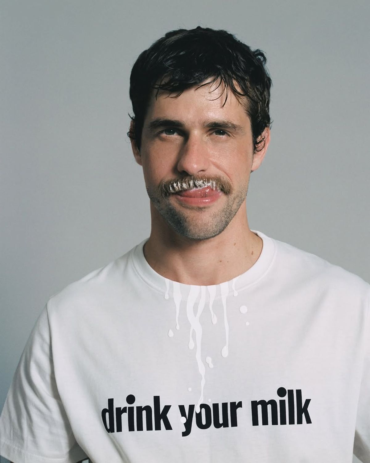 Camiseta Drink Your Milk, da Loewe - Metrópoles