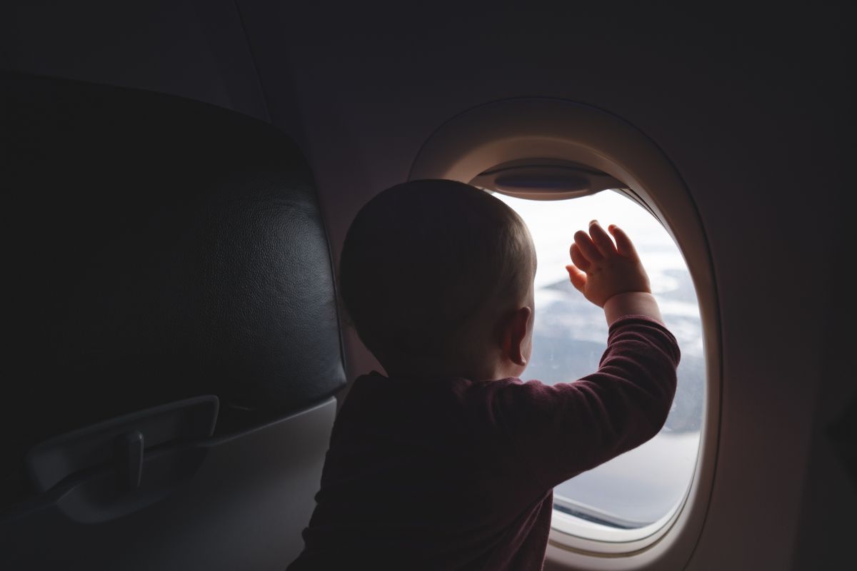 Foto colorida de um bebê na janela - Metrópoles