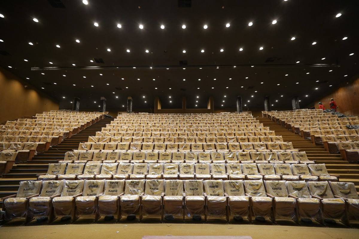 Foto das novas poltronas da sala Martins Pena do Teatro Nacional Claudio Santoro - Metrópoles