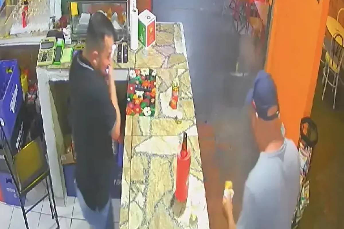 Coxinha explode e causa queimadura no rosto de homem em restaurante - Metrópoles