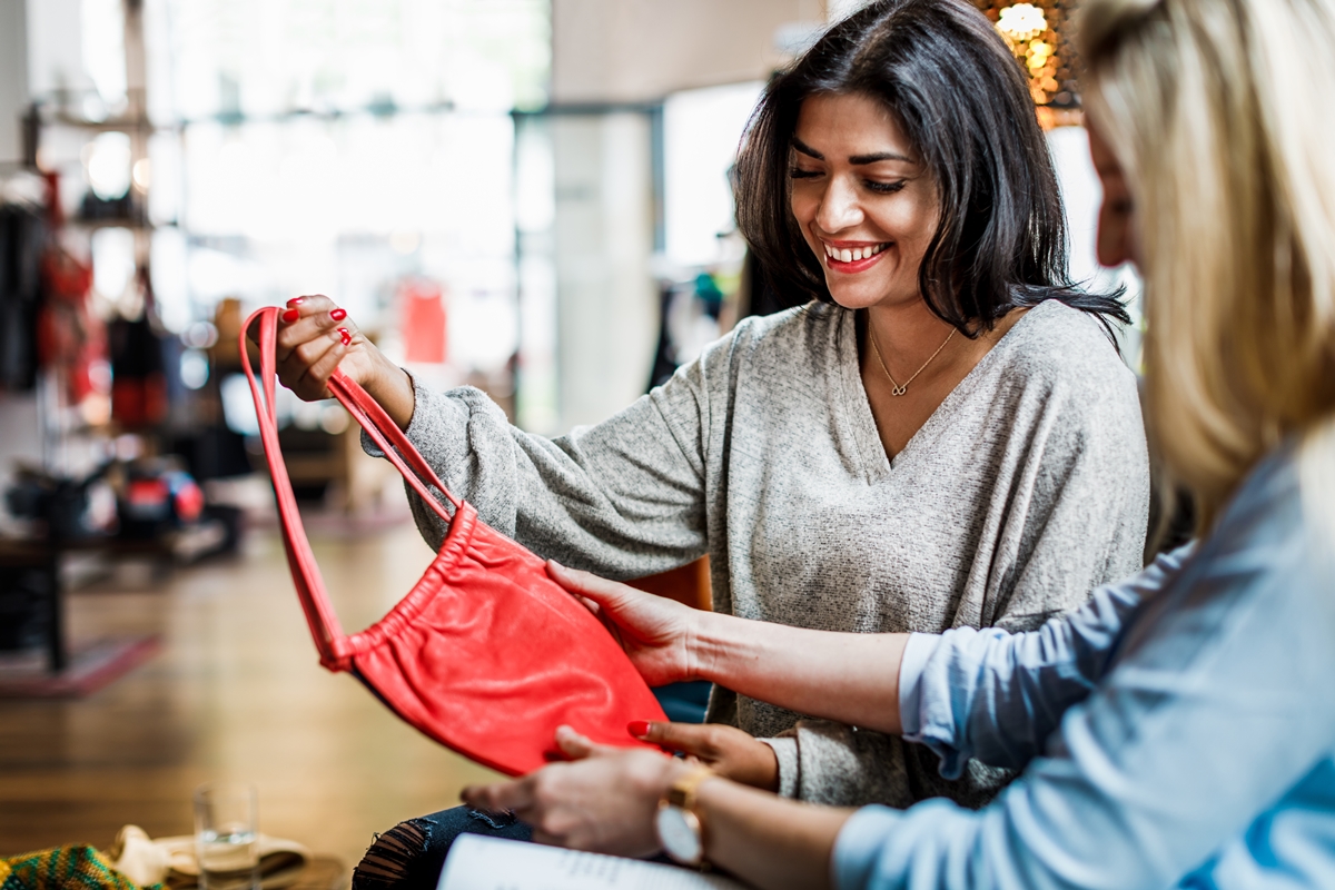 erros para não cometer ao dar roupas de presente no natal - metrópoles