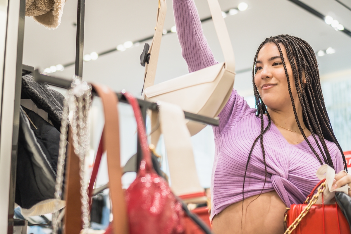 erros para não cometer ao dar roupas de presente no natal - metrópoles