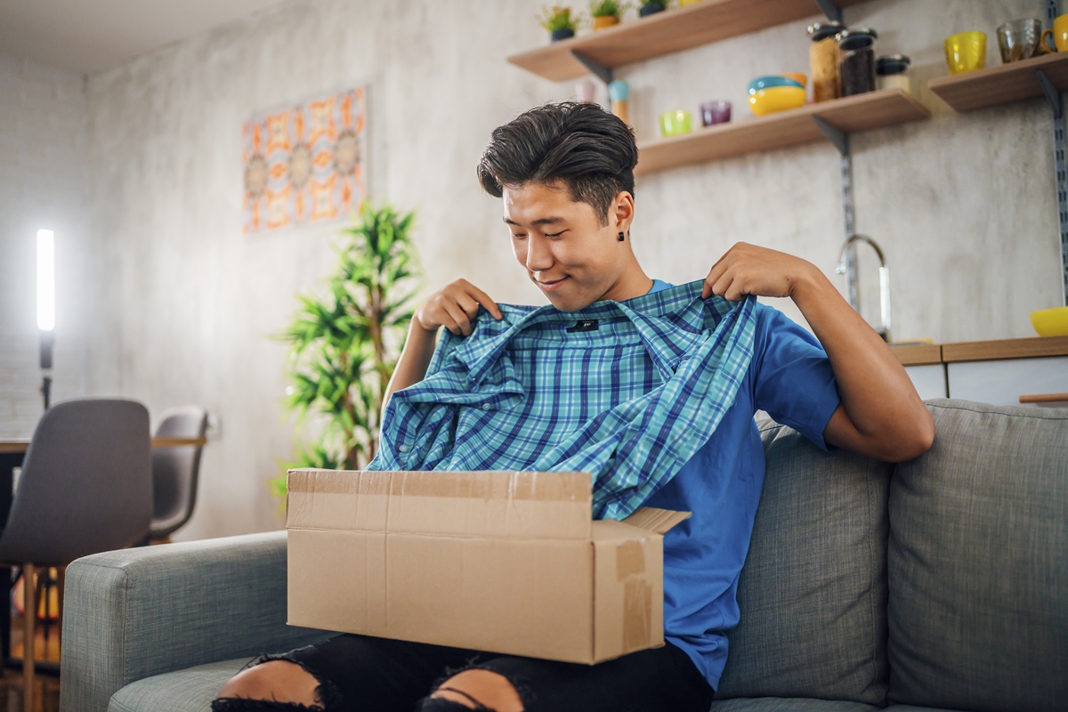 erros para não cometer ao dar roupas de presente no natal - metrópoles