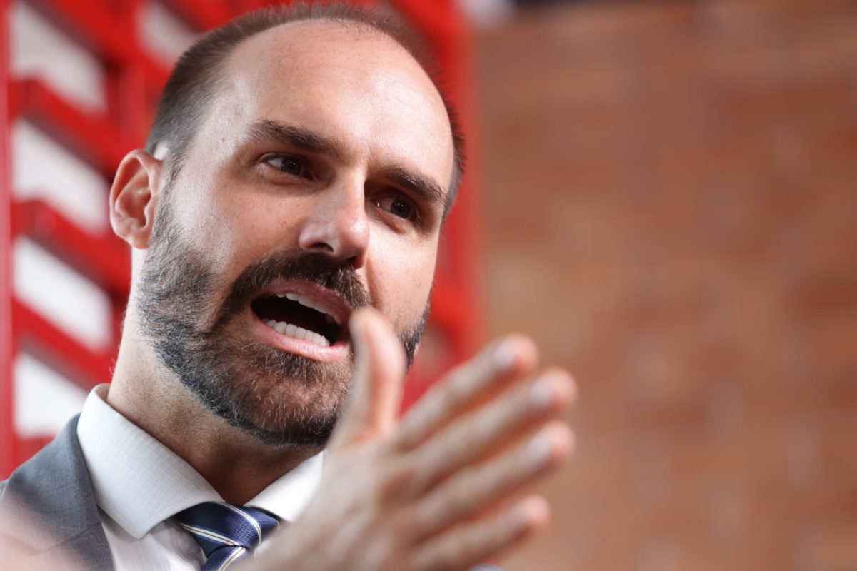 Eduardo Bolsonaro vê pai chantageado por ala do PL e manda recado