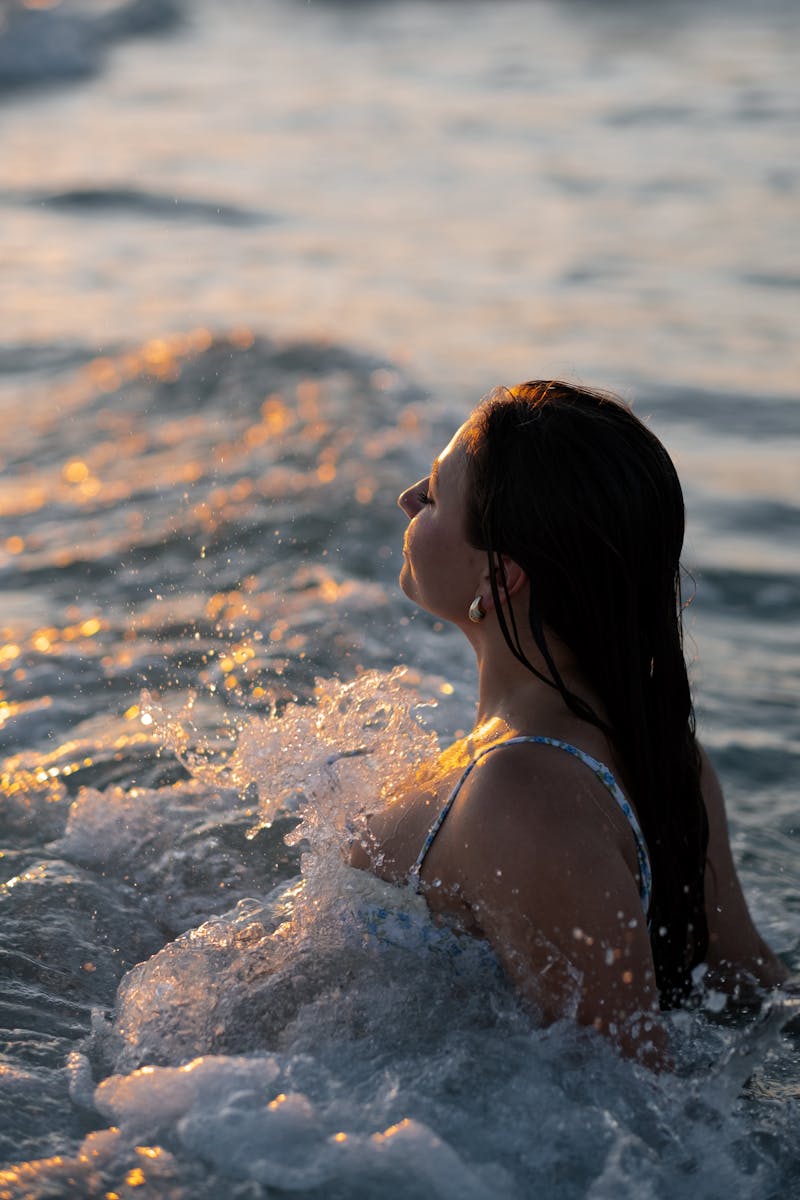 Jovem mulher tomando banho de mar - Metrópoles