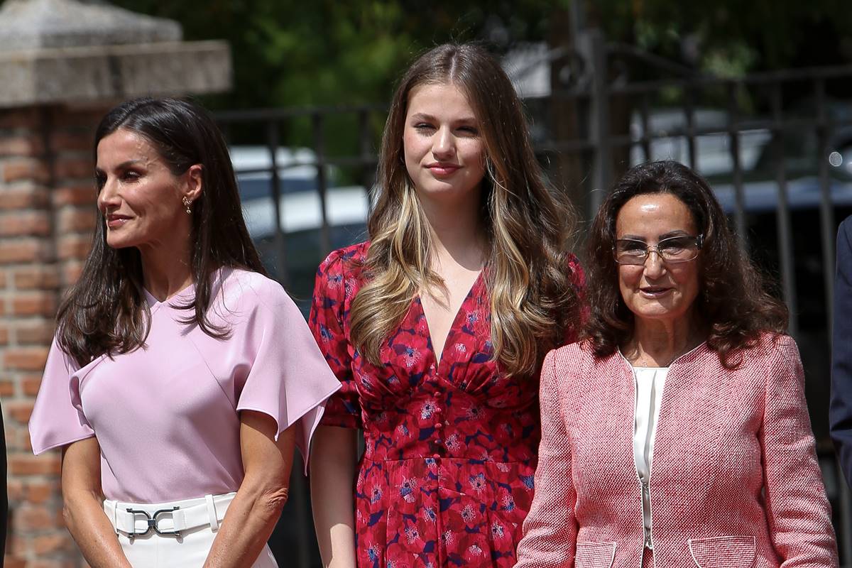 Foto colorida de três mulheres lado a lado. Elas estão com roupas no tom rosa - Metrópoles