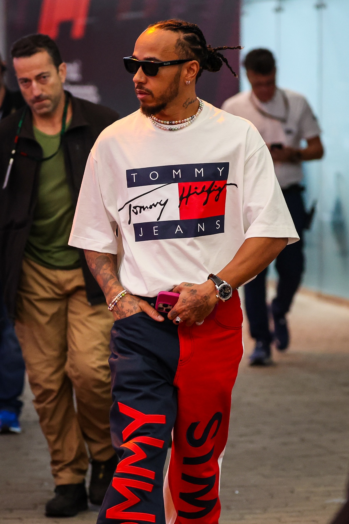 hamilton estilo moda vermelho ferrari formula 1 f1 - metrópoles