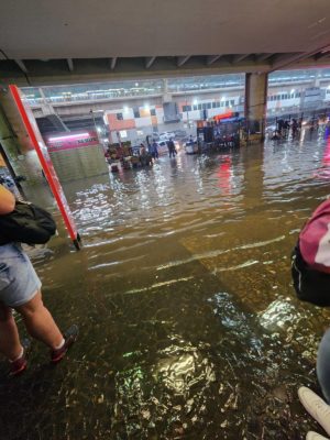 Defesa Civil e CGE colocaram São Paulo em alerta para alagamentos. Pelo menos 200 mil Imóveis ainda estão sem luz após chuva de sexta - Metrópoles