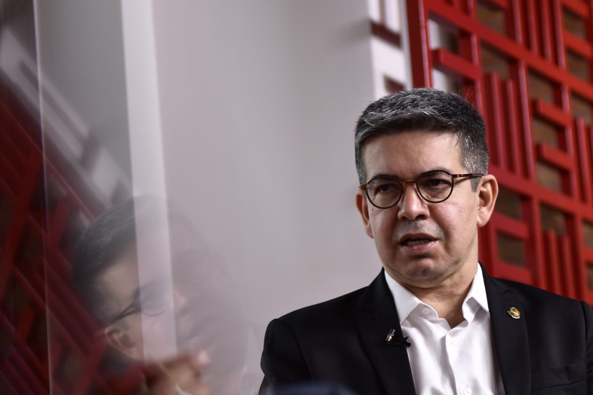 Aliado de Lula, Randolfe diz que atenuar penas do 8/1 “é aceitável”