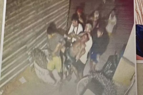 Imagem colorida, turista de São Paulo sendo levado a força por suspeitos envolvidos em sua morte - Metrópoles