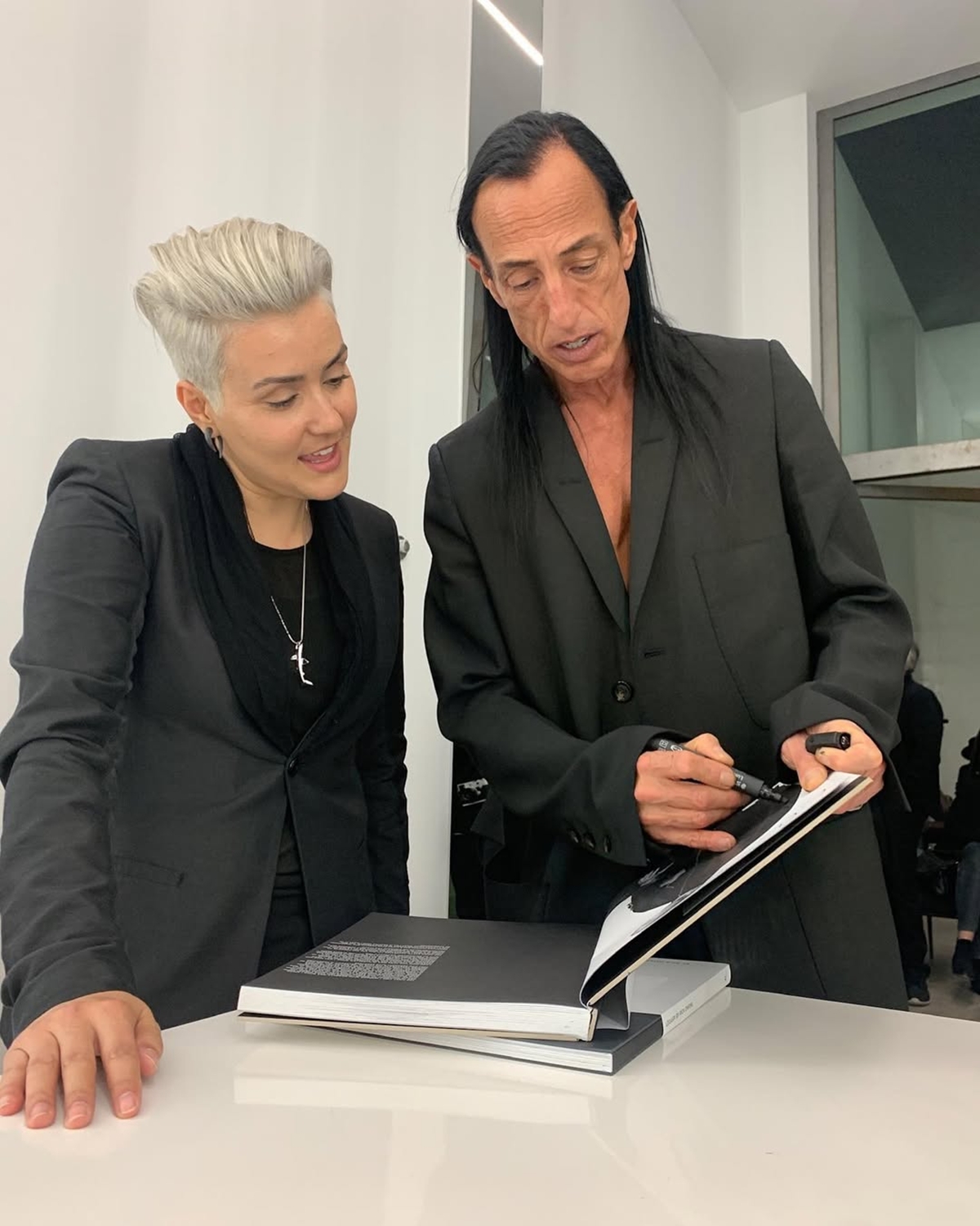 Figurinista Cris Araujo e estilista Rick Owens - Metrópoles