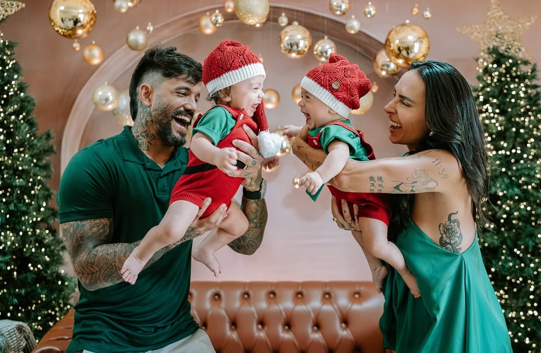 André Coelho e Clara Maria fazem fotos combinando com os gêmeos José e João para o Natal