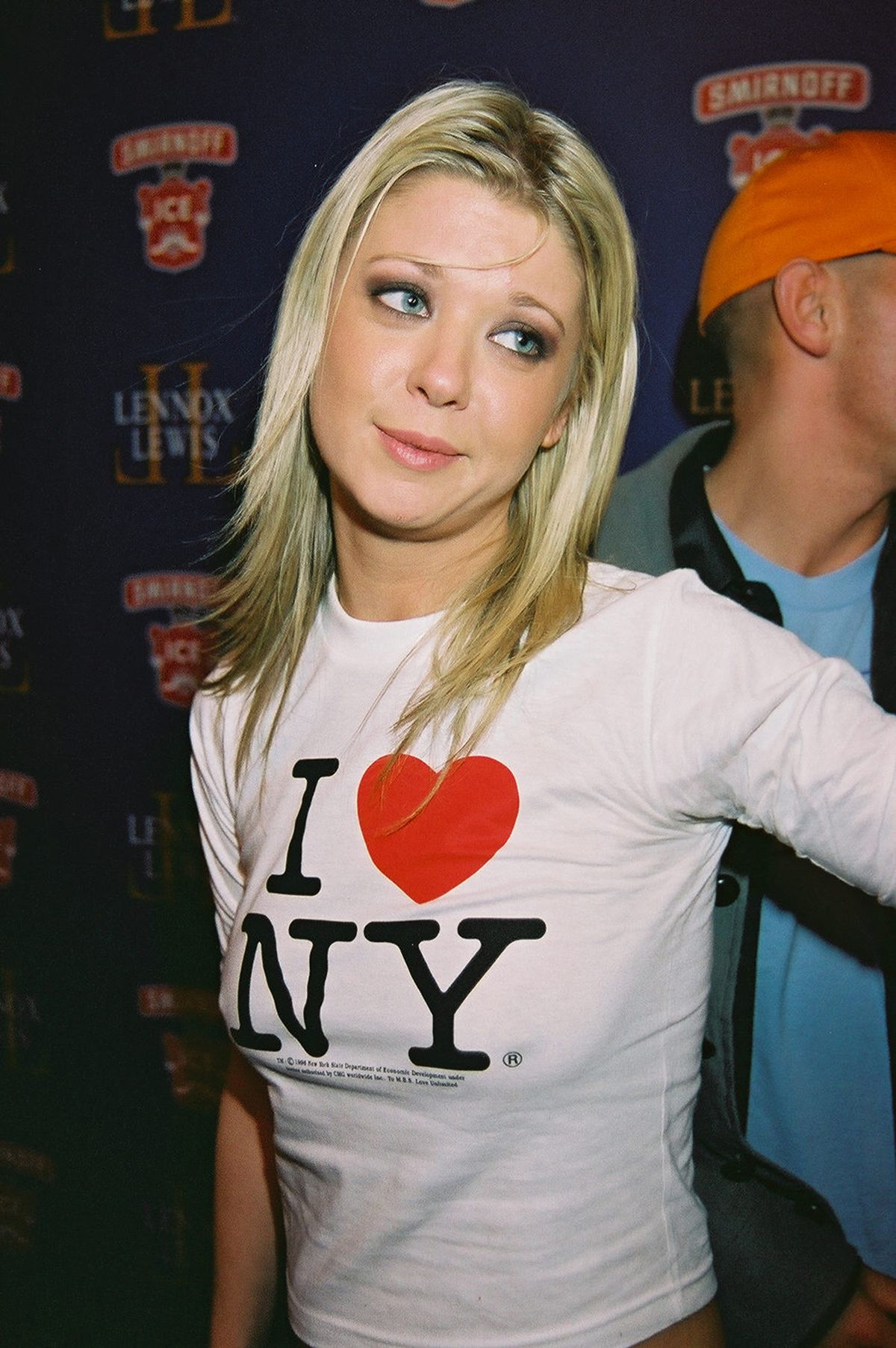 Atriz Tara Reid vestindo camiseta com logotipo I love New York - Metrópoles