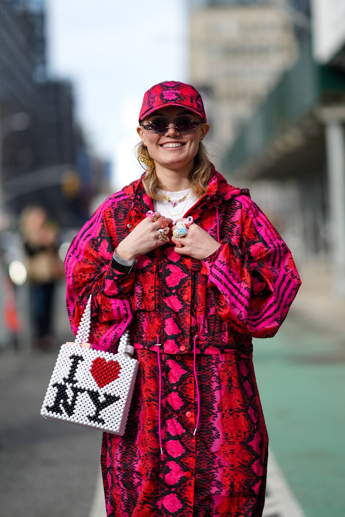 Mulher usando bolsa com logotipo I love New York - Metrópoles