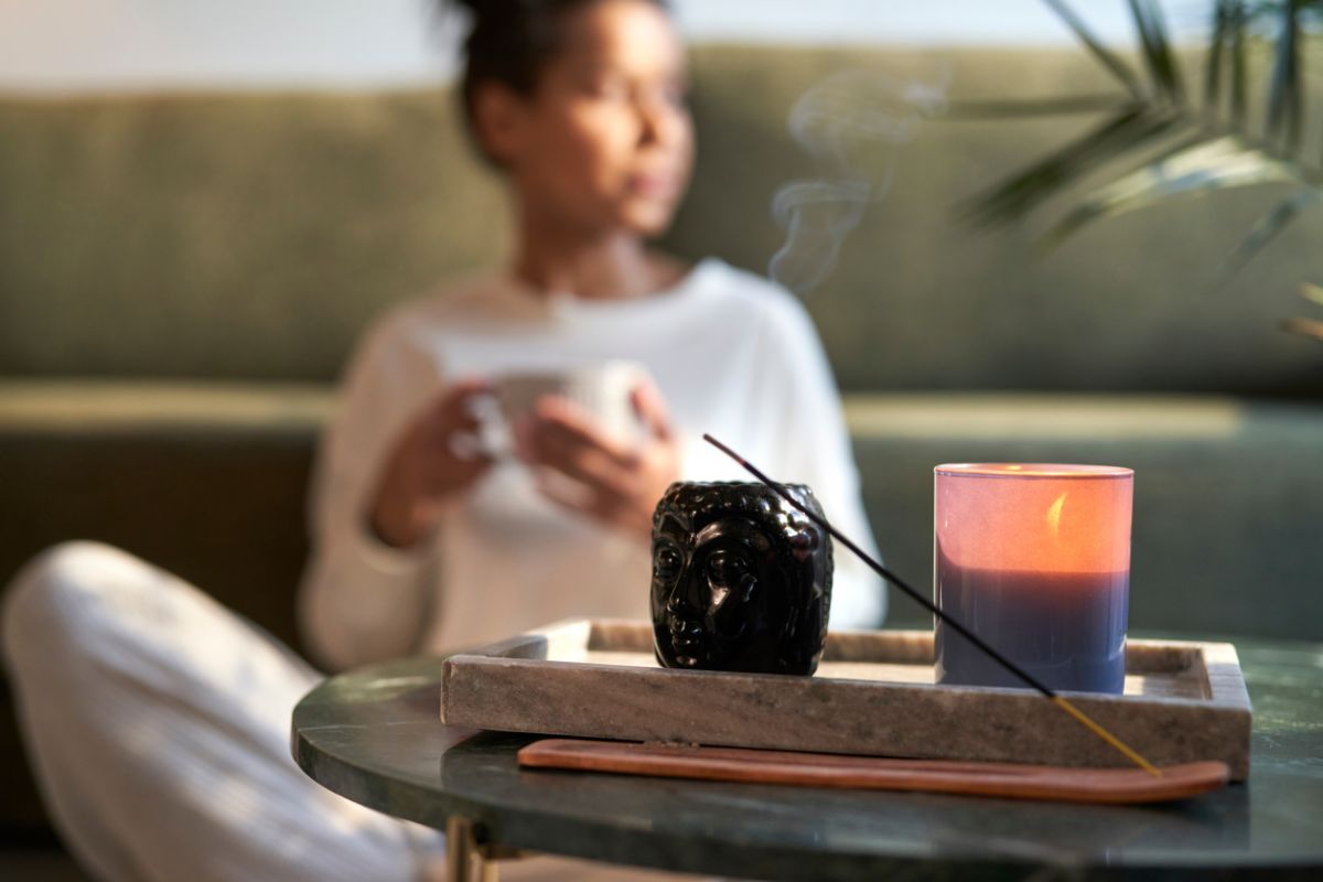 Veja como usar incensos para atrair amor, paz e prosperidade