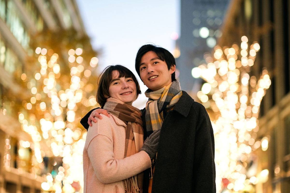 Casal japonês nas ruas decoradas de Natal - Metrópoles