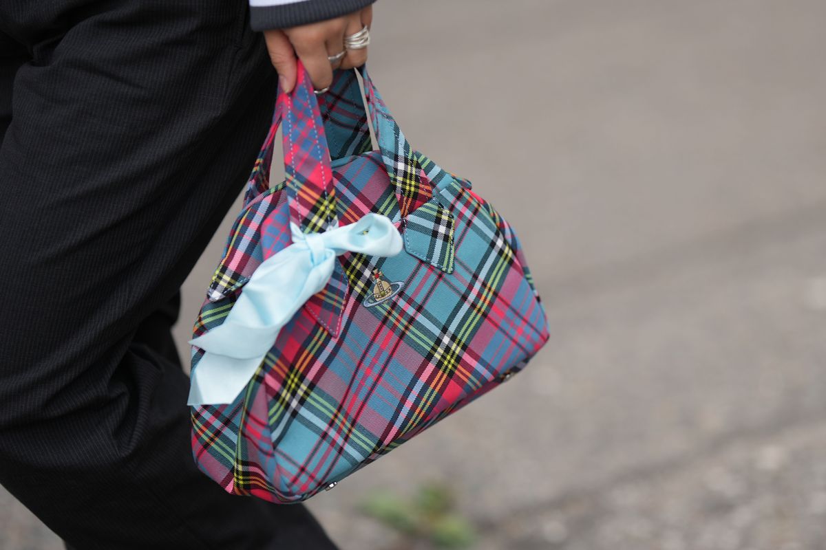 Bolsa em tartan, de Vivienne Westwood - Metrópoles