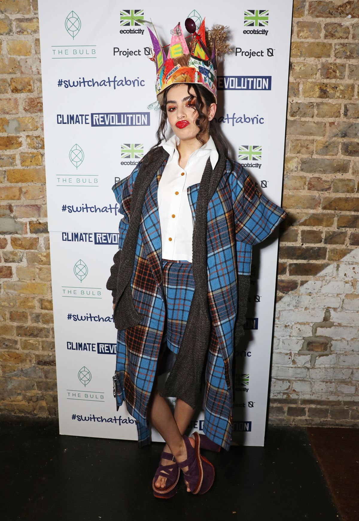 Charli xcx com look tartã da Vivienne Westwood - Metrópoles