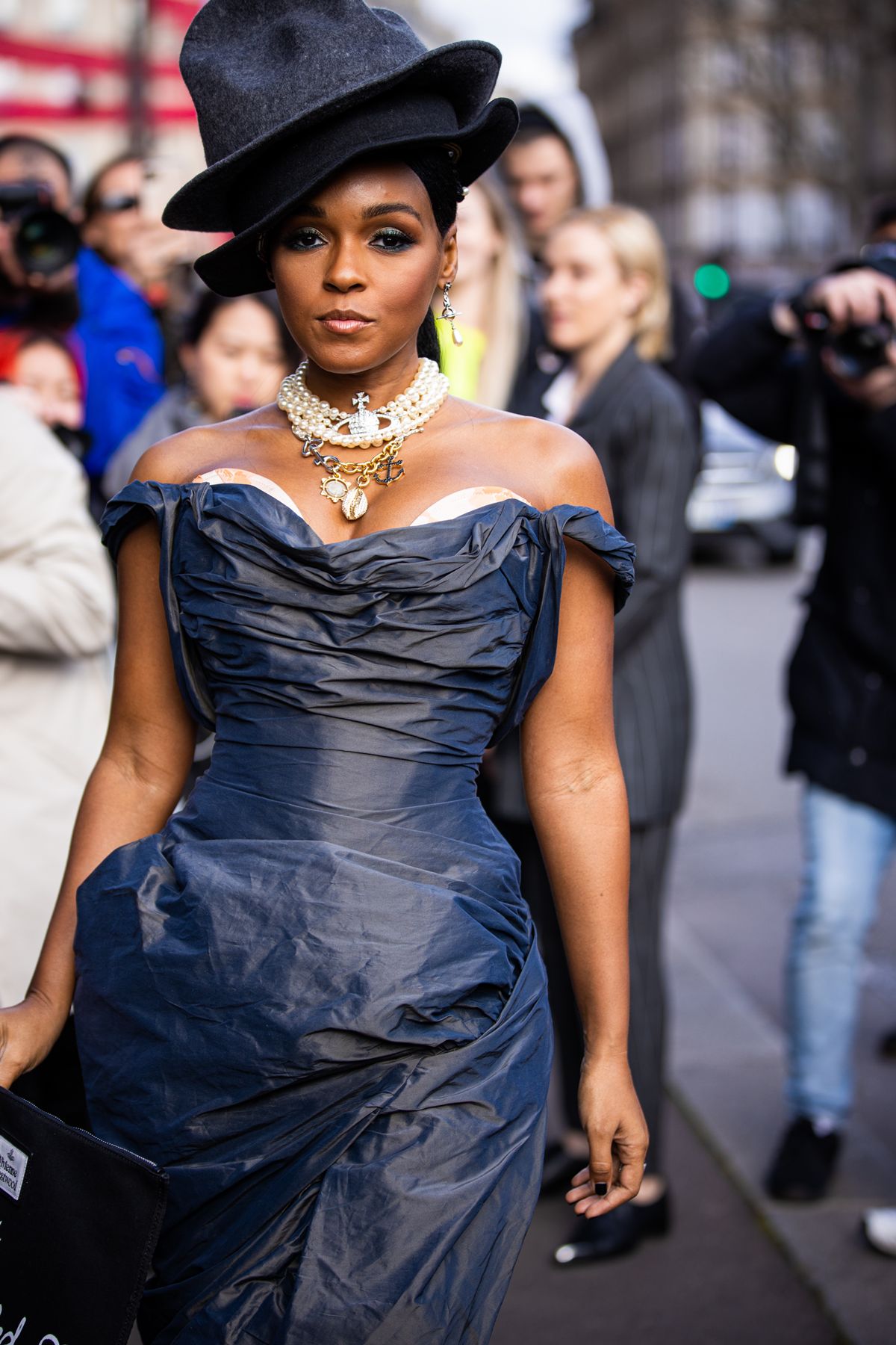 Janelle Monáe usando colar de pérolas com o símbolo The Orb, da grife Vivienne Westwood - Metrópoles