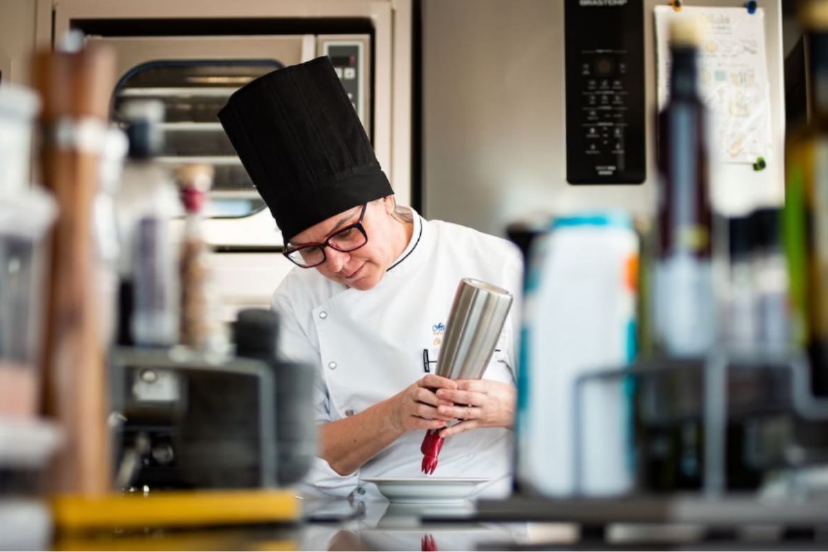 Foto colorida de uma chefe de cozinha - Metrópoles