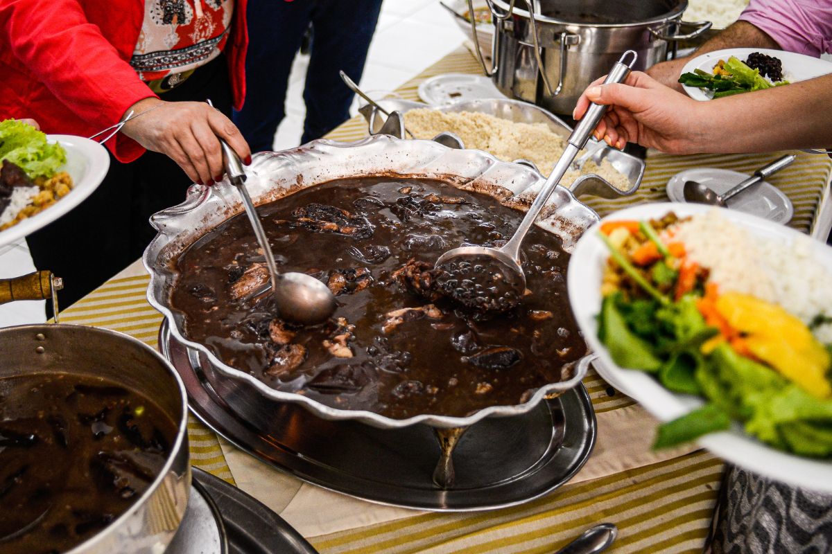 Foto colorida de uma feijoada - Metrópoles