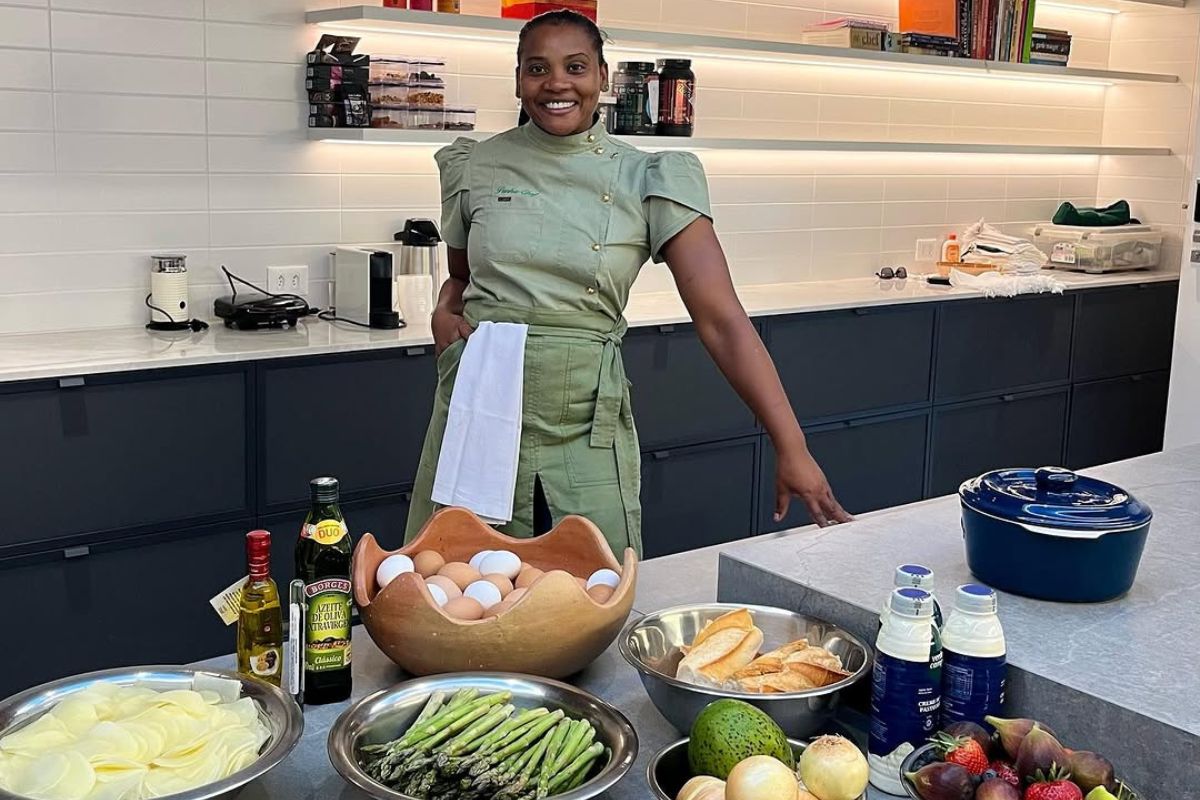 Foto colorida de uma chef de cozinha - Metrópoles