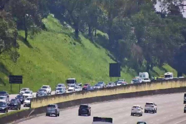 Dois trechos da Imigrantes apresentam congestionamento neste sábado. Tráfego está lento em outras rodovias que levam ao litoral paulista - Metrópoles