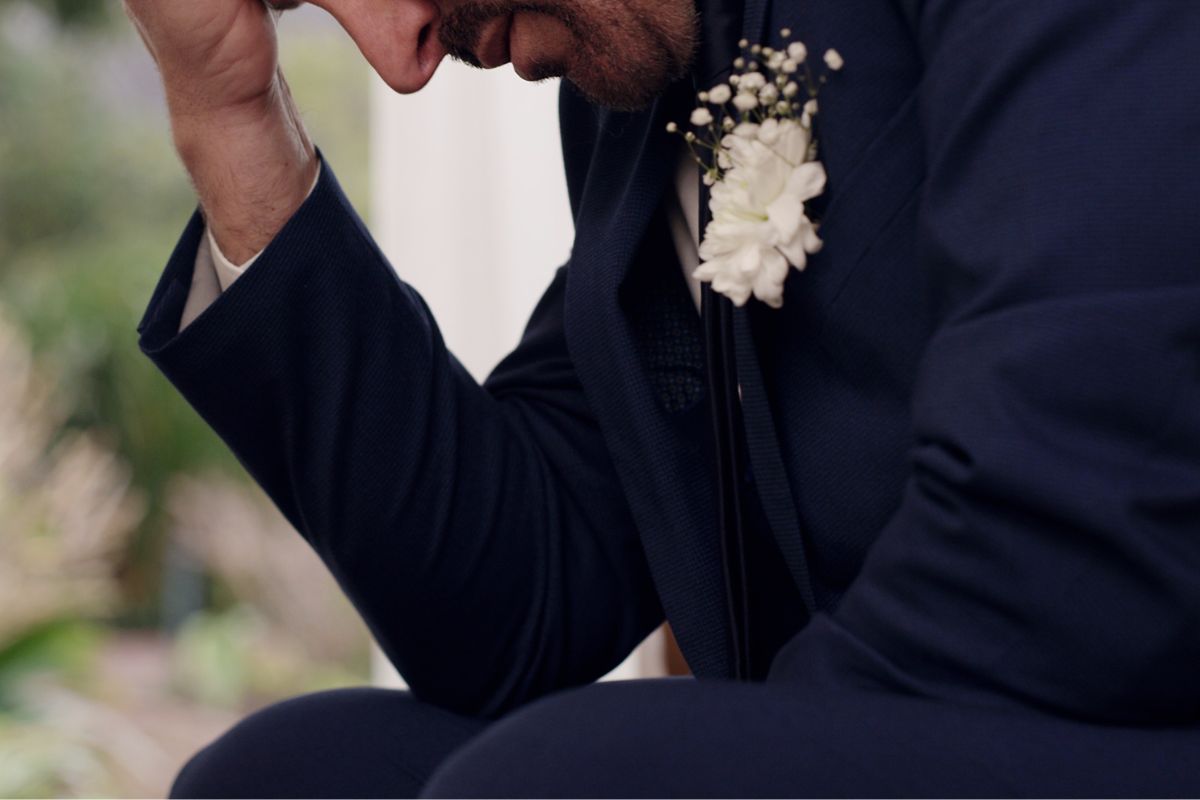 Foto colorida de um homem em um casamento com a mão na cabeça - Metrópoles