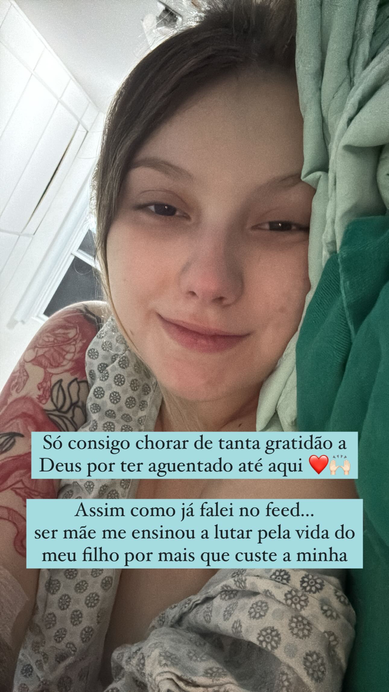 Foto colorida da influencer Isabel Veloso, no hospital, falando que vai lutar pela vida 