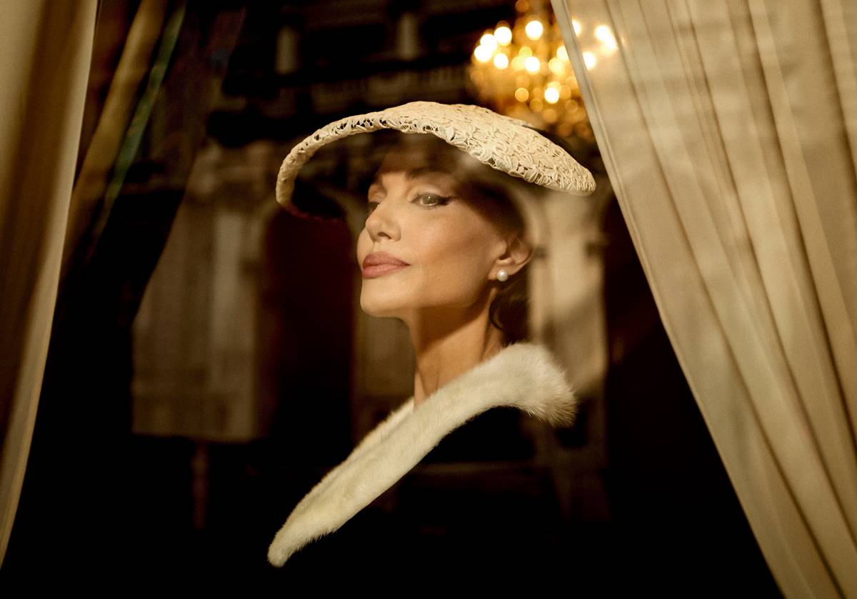 Foto colorida de Angelina Jolie como Maria Callas, filme estreia em janeiro - Metrópoles