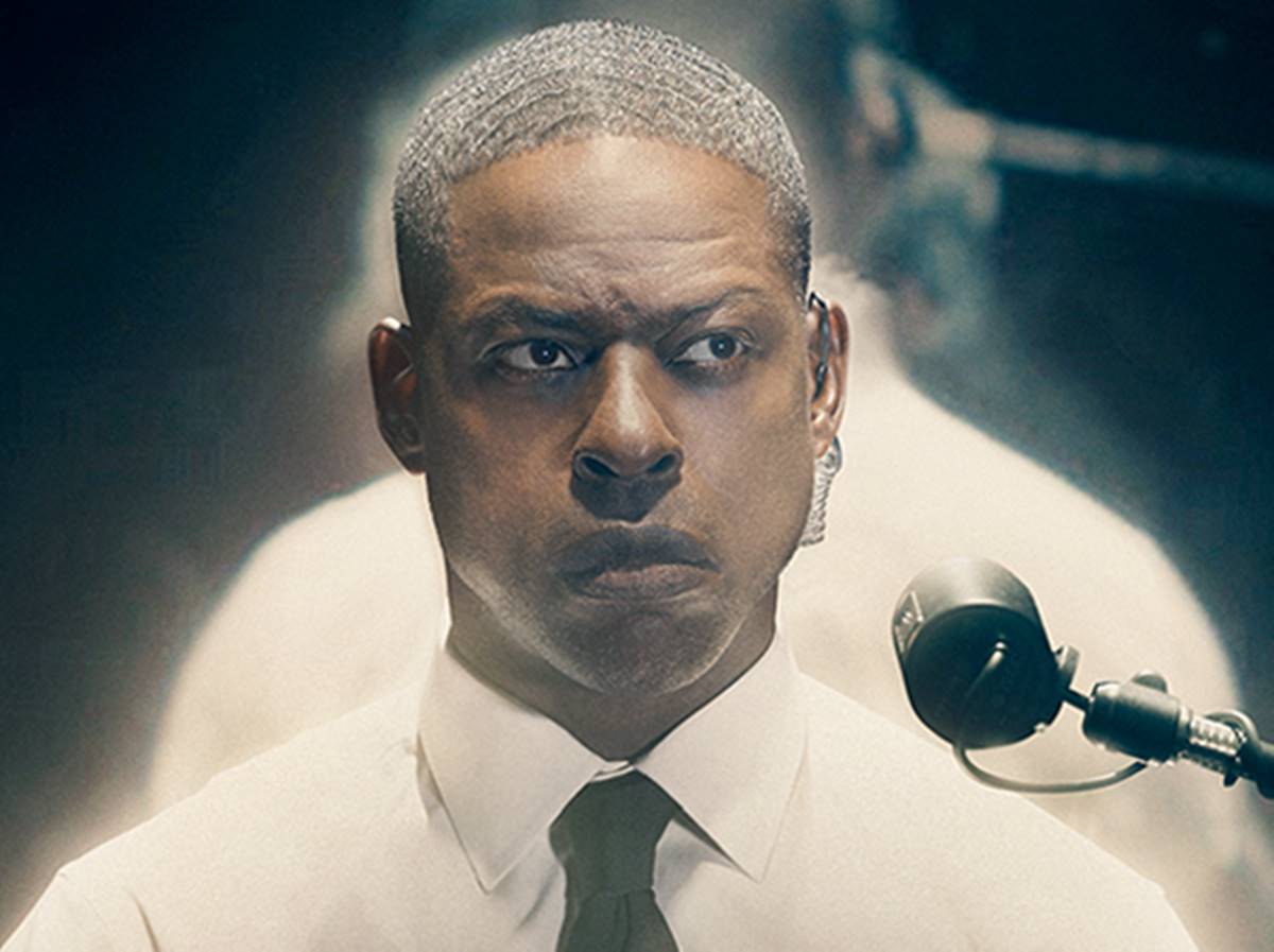 Foto colorida de Sterling K Brown na série Paradise 