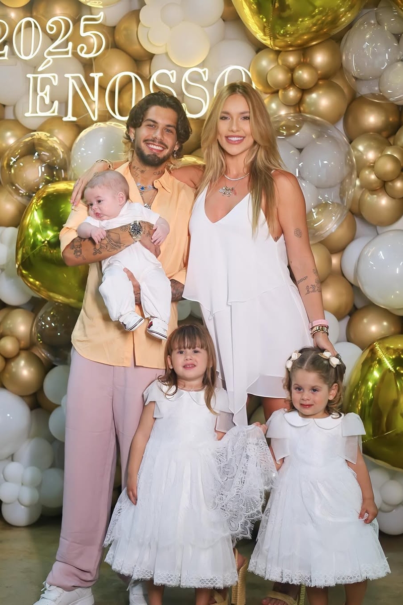 Virgínia e Zé Felipe com os filhos, Maria Alice, Maria Flor e o pequeno José Leonardo no Ano-Novo