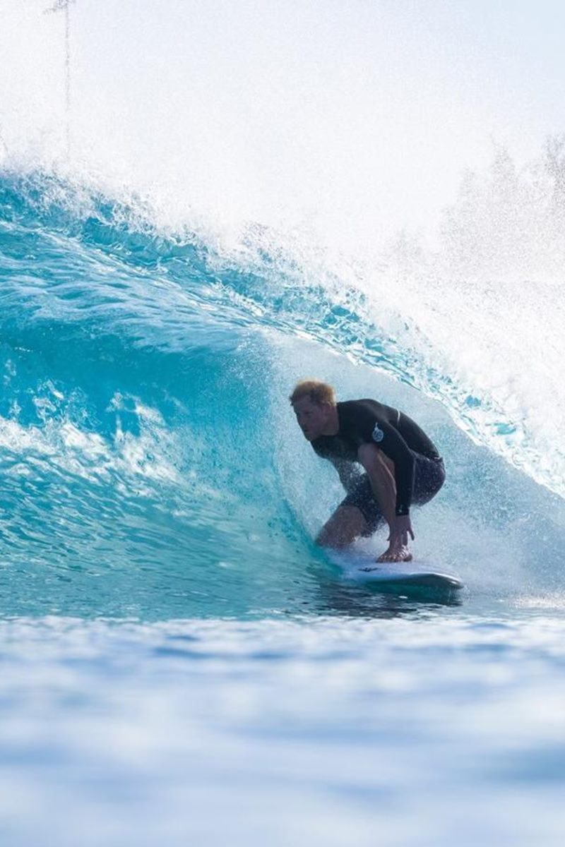 Foto colorida de homem surfando - Metrópoles