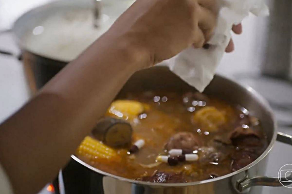 foto colorida de panela com comida e comprimidos - metrópoles 