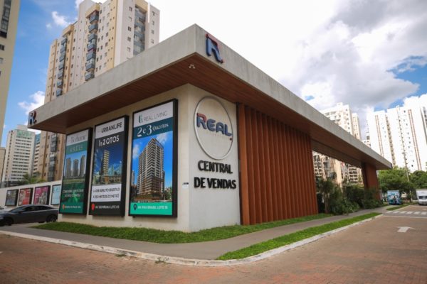 Foto colorida da fachada da Central de Vendas da Real Engenharia - Metrópoles 