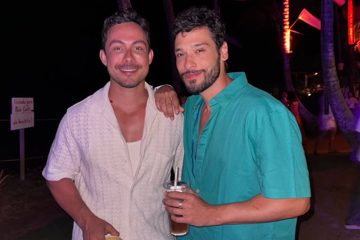 foto colorida de dois homens brancos com barba rala, um de camisa branca e outro de camisa azul - metrópoles