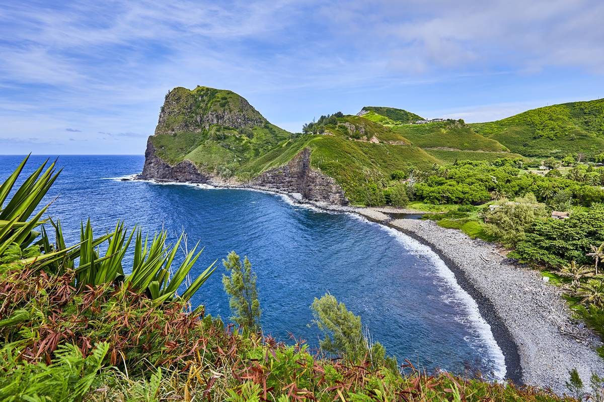 Foto de praia e morros - Metrópoles