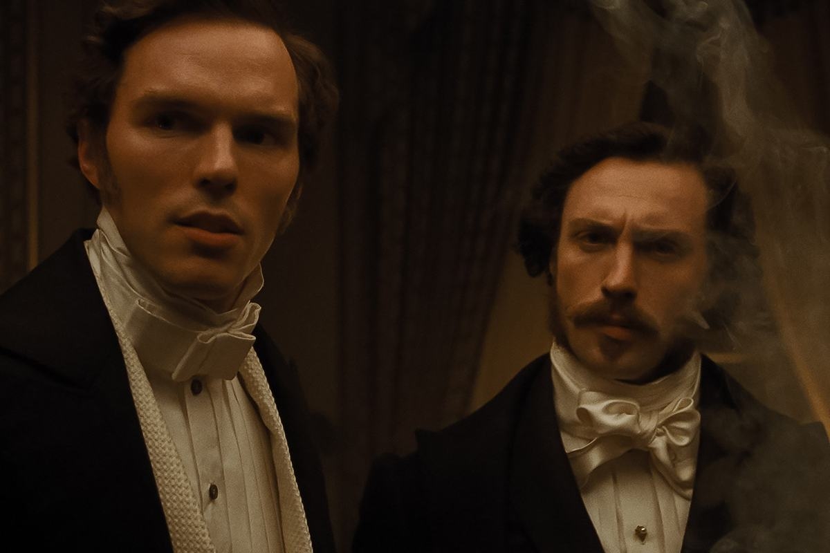 Atores Nicholas Hoult e Aaron Taylor Johnson em cena do filme Nosferatu, dirigido por Robert Eggers - Metrópoles