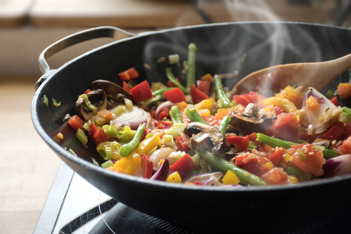 panela com, vegetais e cogumelo