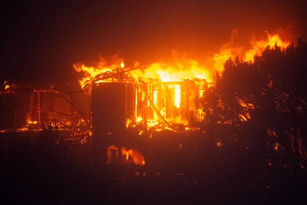 Imagem colorida de fogo em Palisades, em Los Angeles