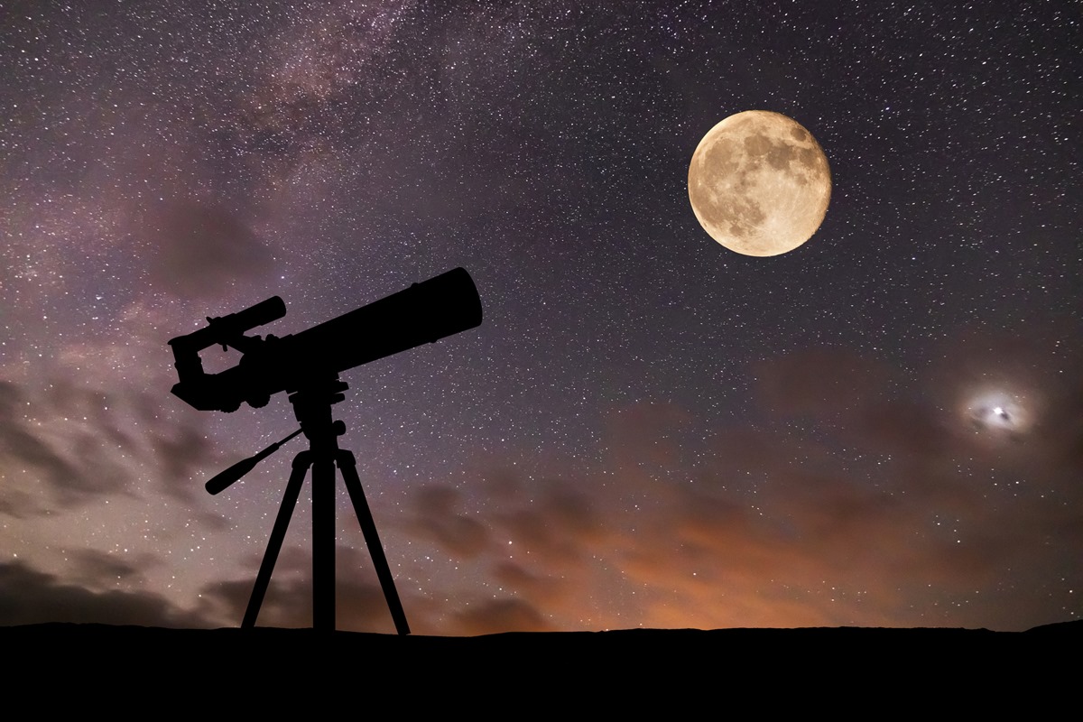 Telescópio no fundo do céu estrelado e da lua. Astronomia amadora e exploração espacial