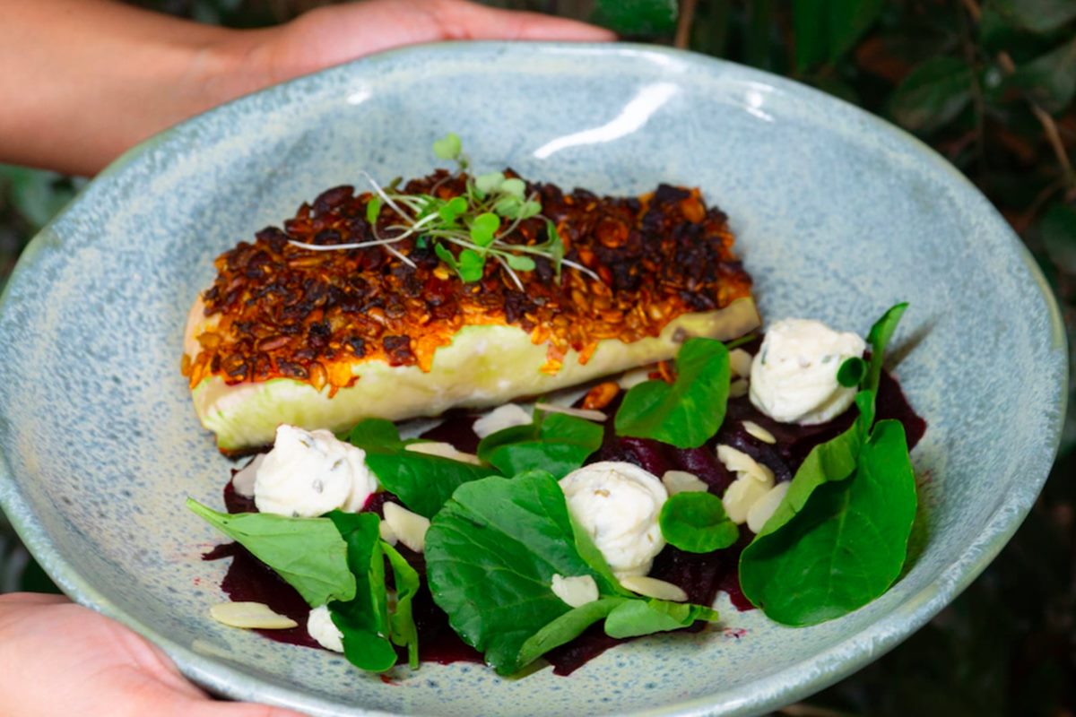 Na imagem colorida, foto de um prato com salada e uma posta de peixe - Metrópoles 