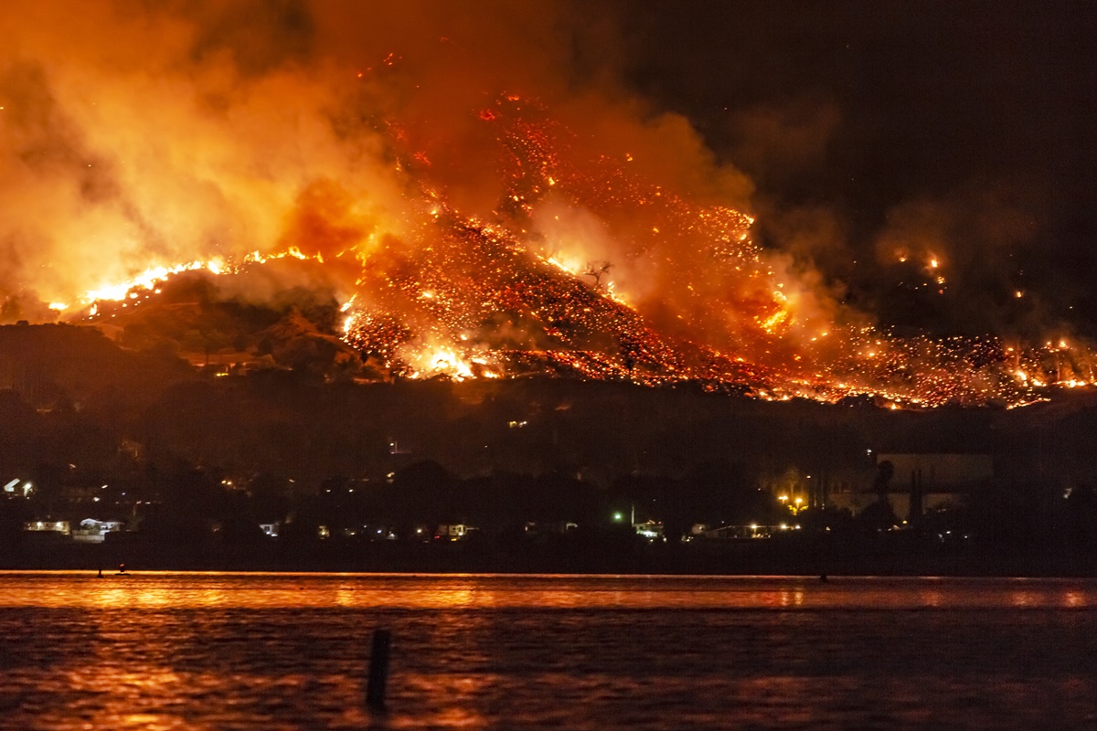 Imagem colorida de incêndio no Lago Elsinore, Califórnia, Estados Unidos